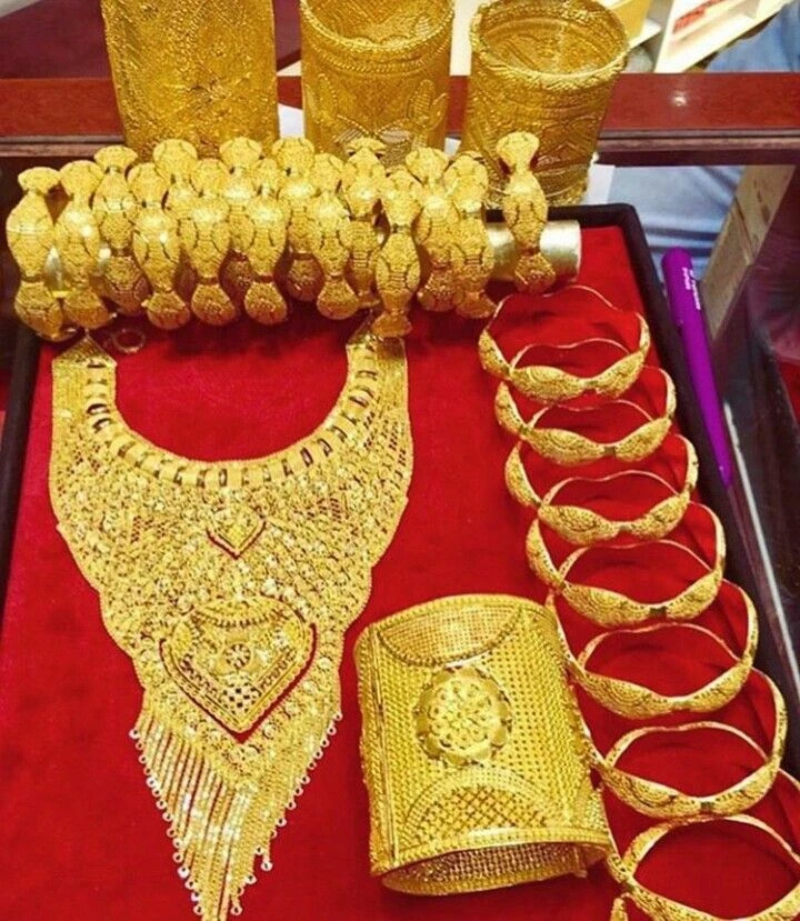 भारत में सोने की कीमत गिरने पर खरीदारी करते ग्राहक